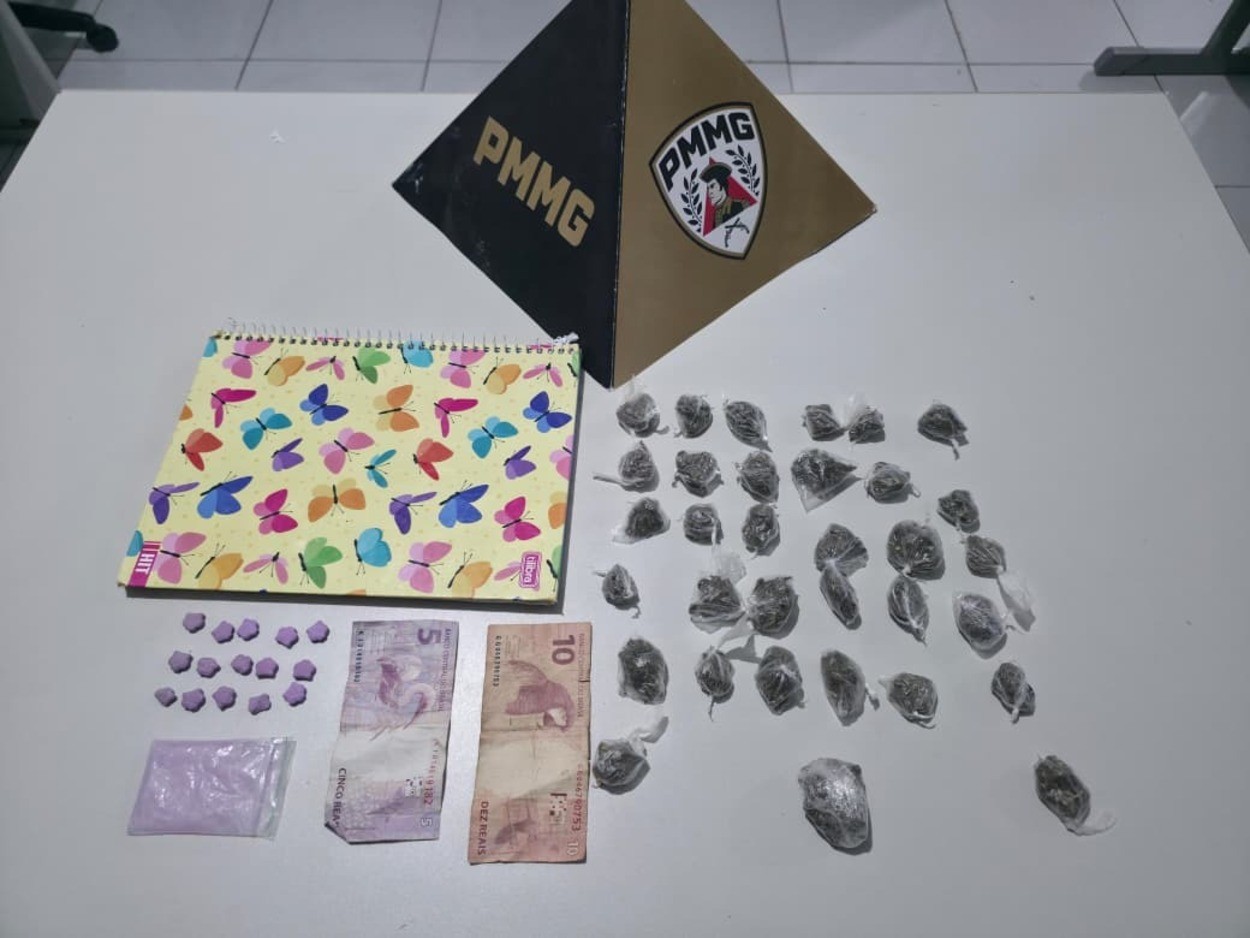 Polícia prende rapaz por tráfico e apreende drogas perto de escola e unidade de saúde em Janaúba