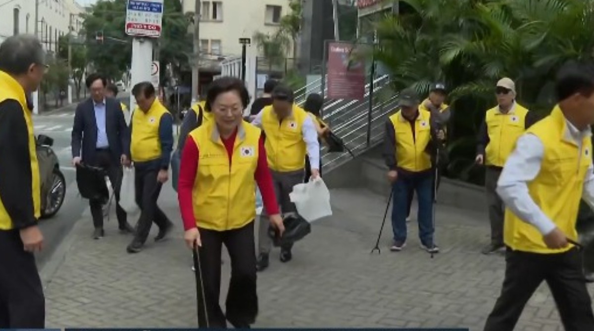 Inspirados na cultura coreana, moradores fazem mutirão toda sexta para limpar praças e ruas do Bom Retiro, no Centro de SP