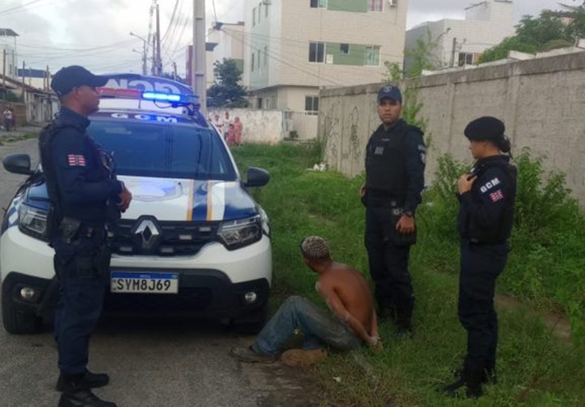Dois homens são presos suspeitos de roubar material de construção de uma escola, em João Pessoa