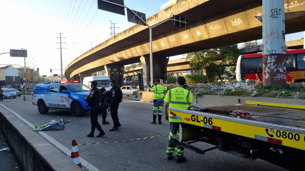 Tentativa de assalto deixa duas pessoas mortas e uma ferida em saída da Linha Amarela em Higienópolis — Foto: Betinho Casas Novas / TV Globo