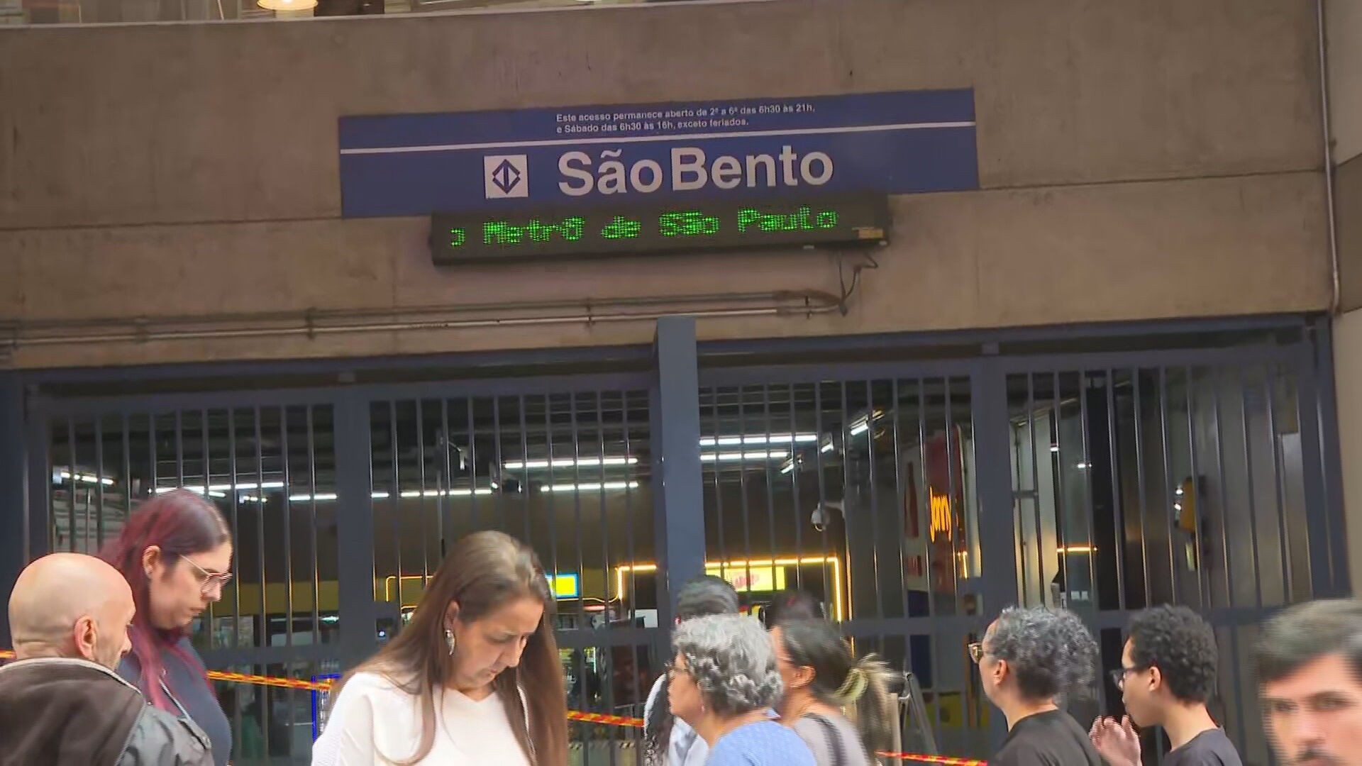 Tiroteio deixa cinco feridos, incluindo uma criança, na estação São Bento do metrô, no Centro de SP