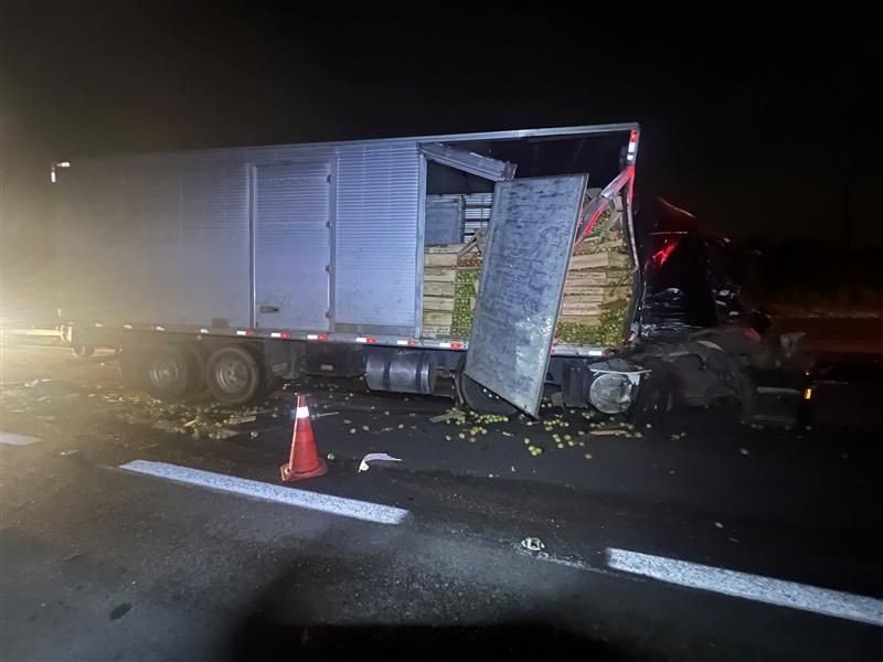 Caminhão carregado com tomates bate em carretas na Raposo Tavares em Araçoiaba da Serra; uma pessoa morreu