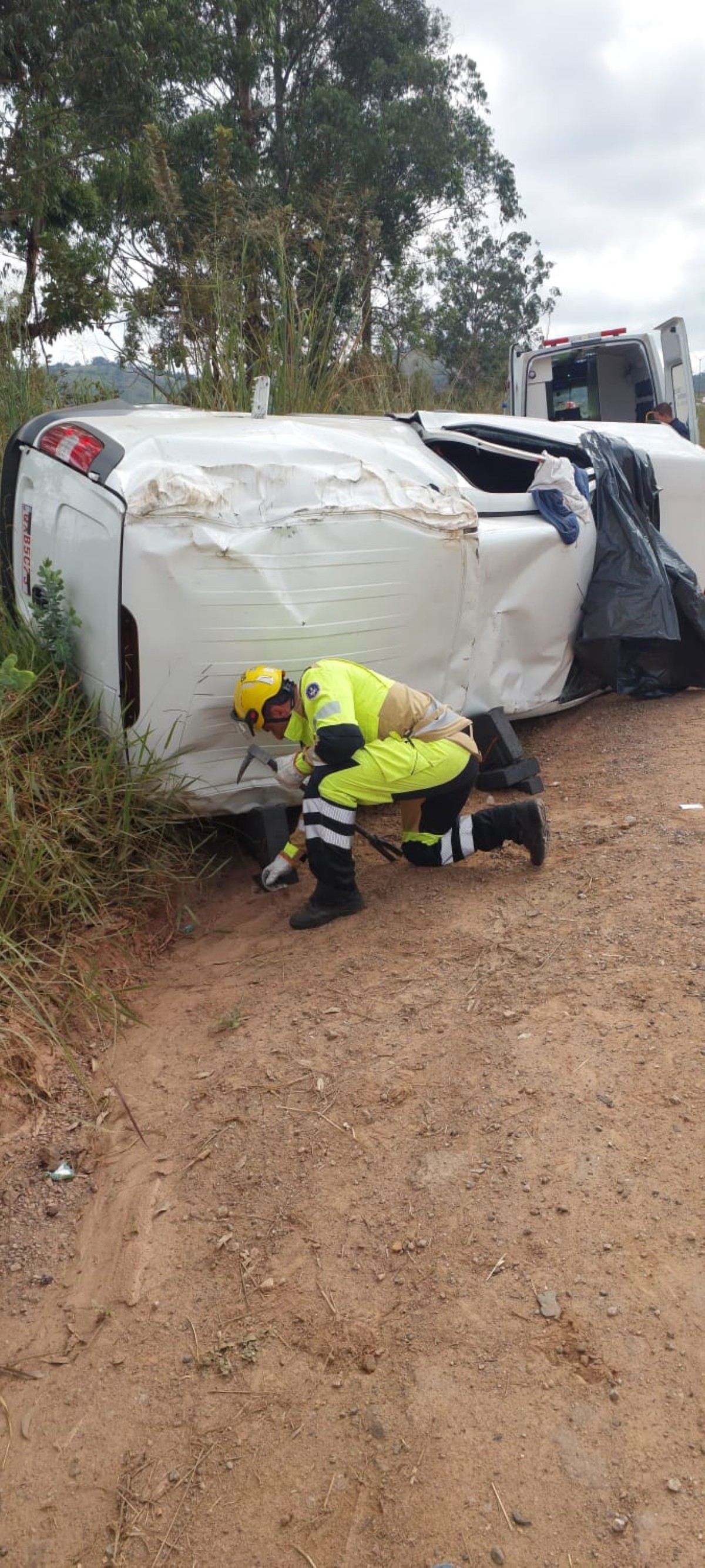 Motorista morre em capotamento na Fernão Dias em MG 
