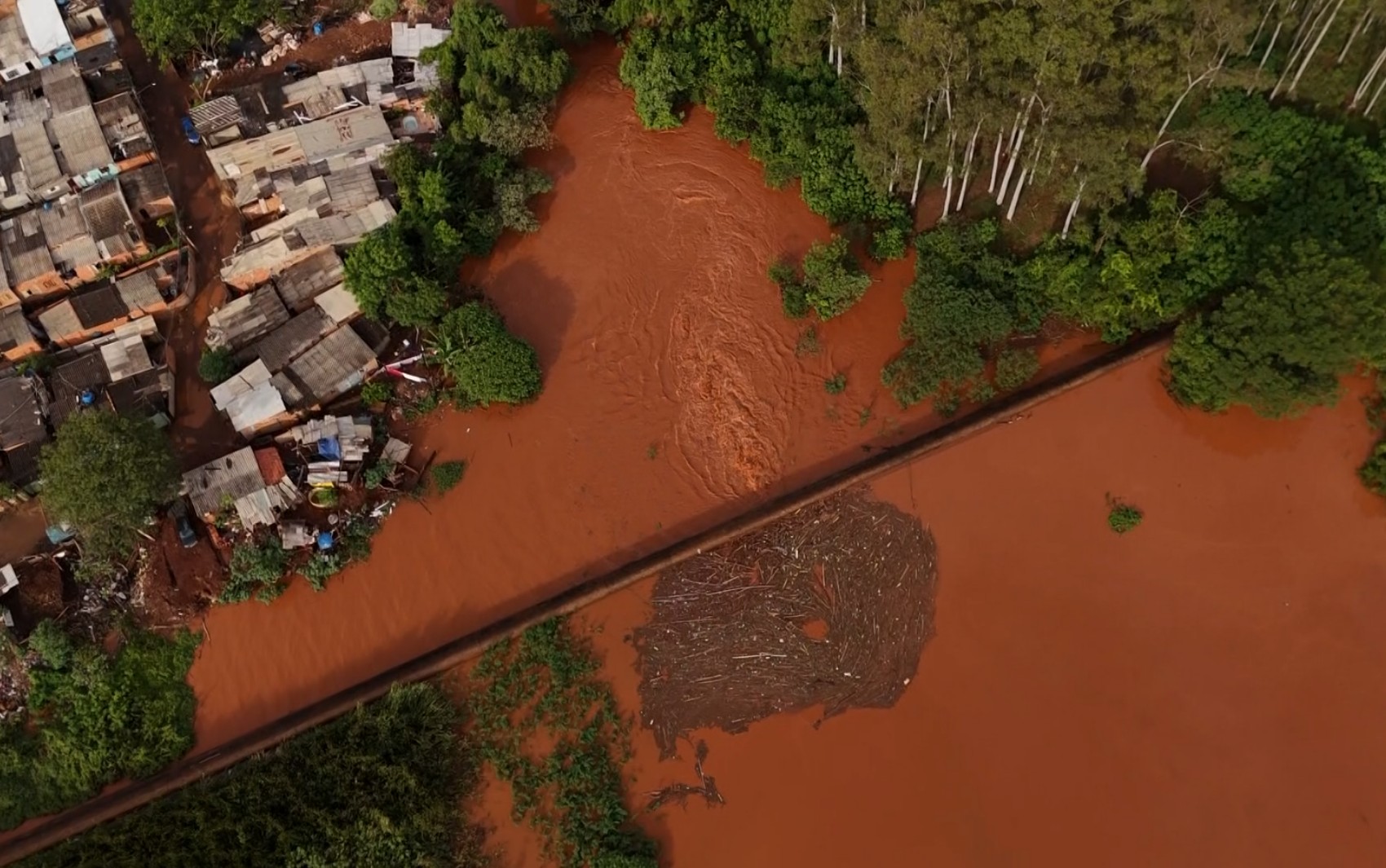Imagens aéreas mostram comunidade sob ameaça de inundações ao lado de barragem 'no limite' em Ribeirão Preto