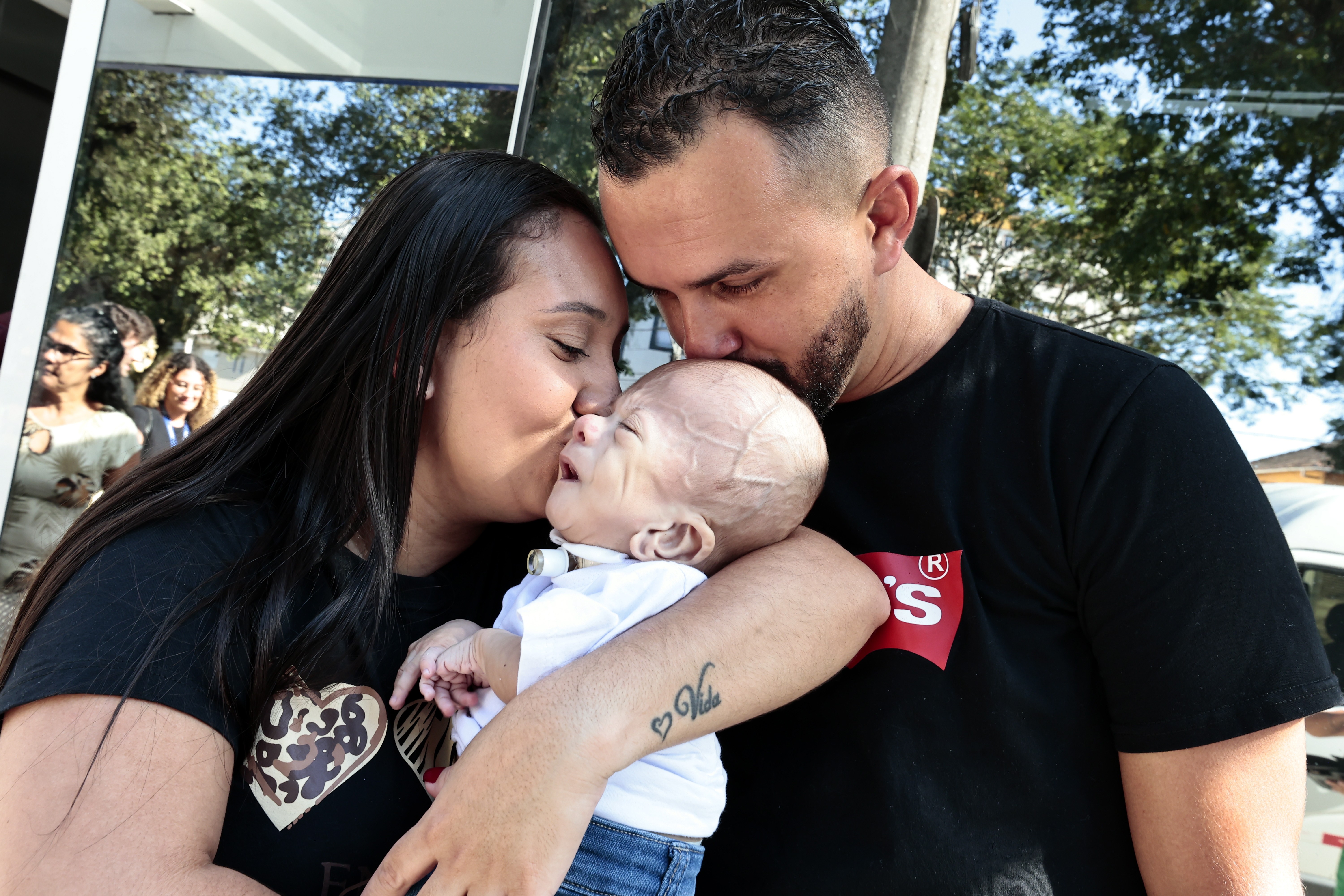 Bebê recebe alta após 9 meses na UTI e ganha homenagem no litoral de SP: 'Milagre', diz mãe