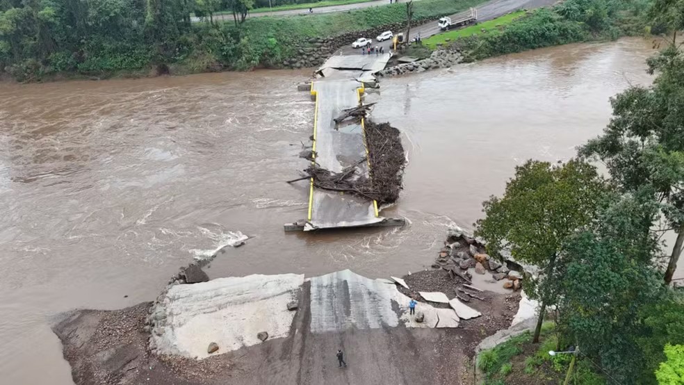 Ponte da Felizcidade destruída pelas fortes chuvas em julho de 2026 — Foto: Divulgação/ Prefeitura de Feliz