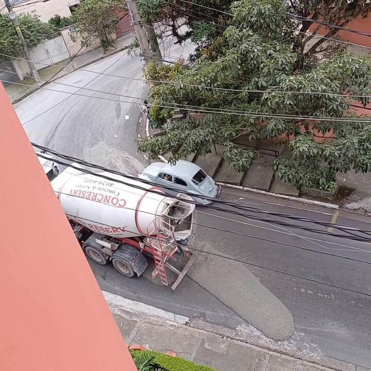 Betoneira acessa rua proibida em SP, derrama concreto no asfalto, e empresa é multada em R$ 30 mil