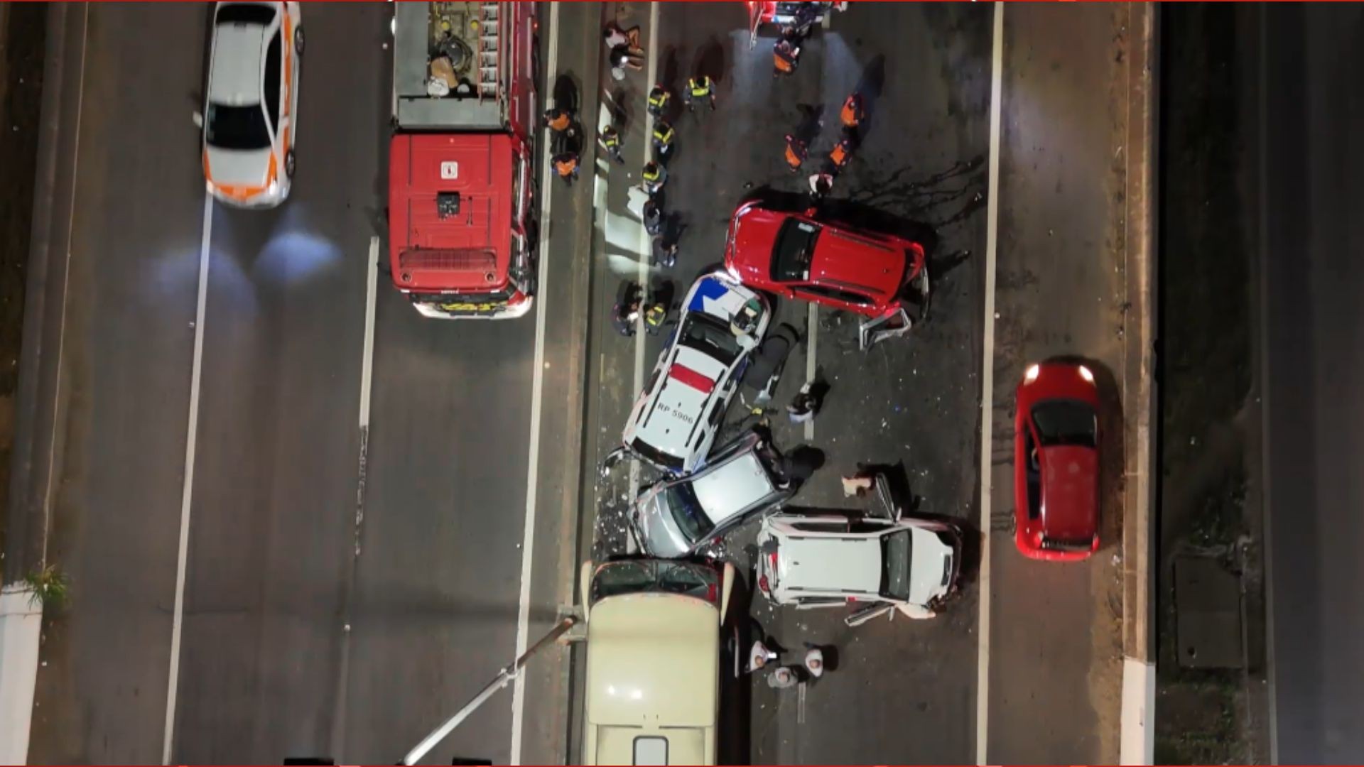 Engavetamento entre viatura, ônibus e carros em viaduto deixa PM e mulher feridos na BR-101, no ES