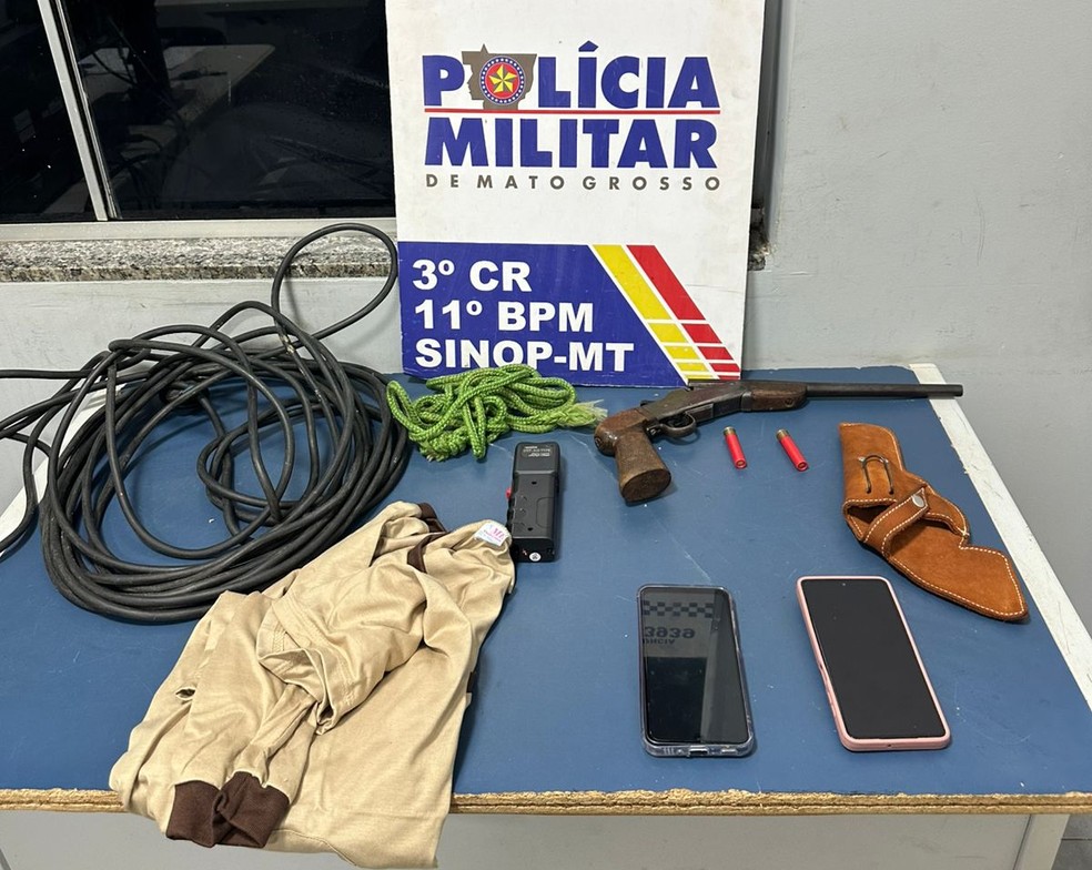 Polícia Militar apreendeu armas de fogo e celulares das vítimas — Foto: Reprodução