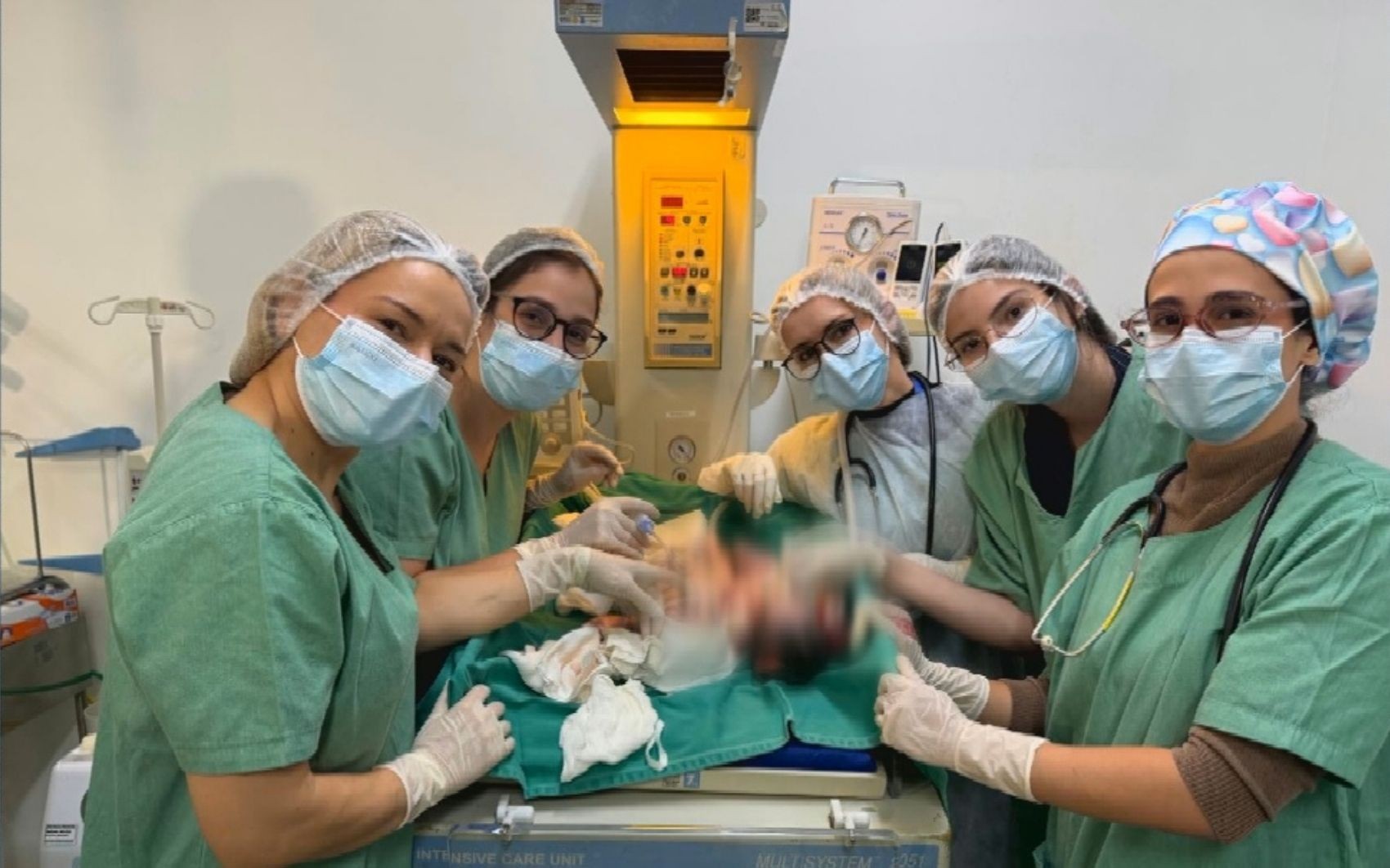 Caso de bebês siameses que nasceram unidos pelo abdômen e dividem o fígado é complexo, diz médico