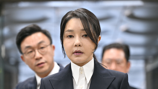 Ex-primeira-dama da Coreia do Sul é presa por corrupção