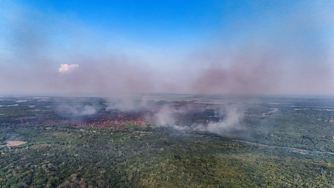 Manaus amanhece encoberta por fumaça após incêndio atinge 441 hectares de vegetação no AM
