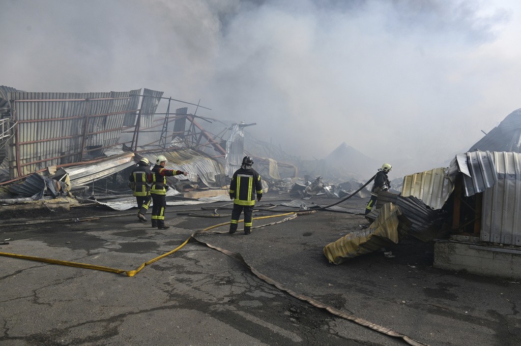 Horas após Ucrânia concordar com proposta de cessar-fogo dos EUA, Rússia lança ataque aéreo noturno contra Kiev