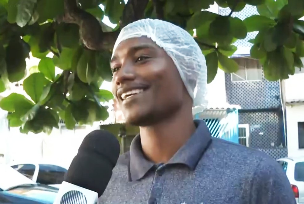 Maxuel Assis, empreendedor de 22 anos, doa bolos de pote para pessoas em situação de rua em Salvador — Foto: Reprodução/TV Bahia