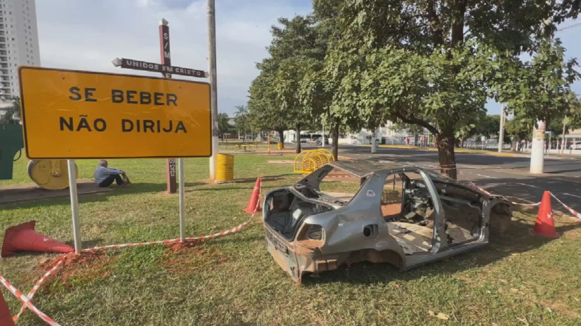 Quase 500 acidentes em cinco meses: carros batidos são expostos nas ruas de Birigui como alerta para prevenção