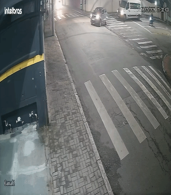 Motorista foge após bater em carro e causar capotamento em São José dos Campos; passageiras ficam feridas