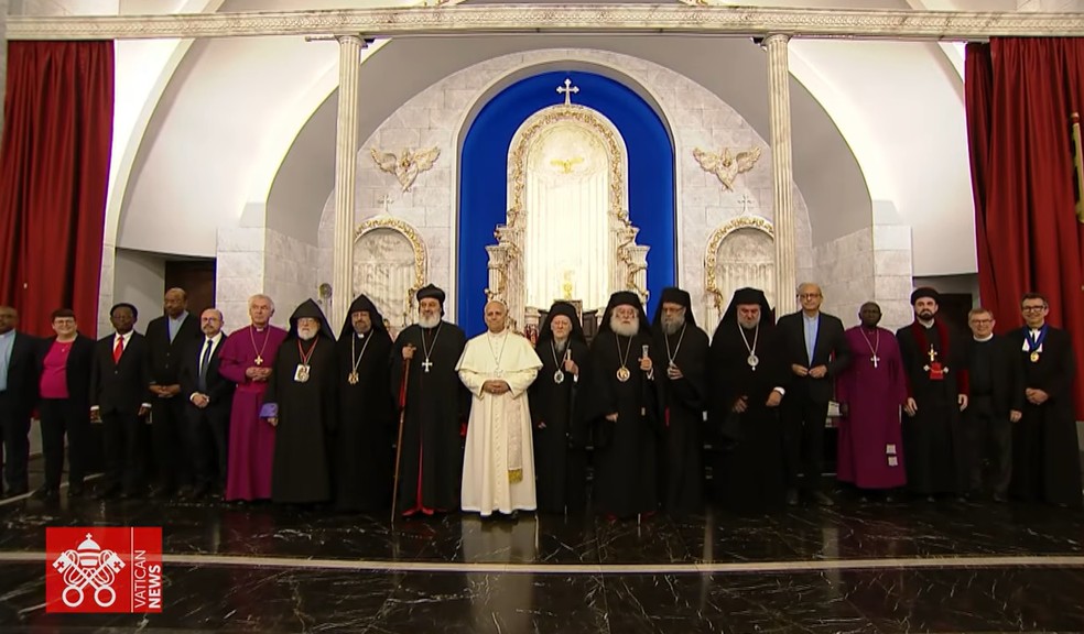 Leão XIV com lideranças católicas romanas e ortodoxas na Turquia, neste sábado (29) — Foto: Vatican News