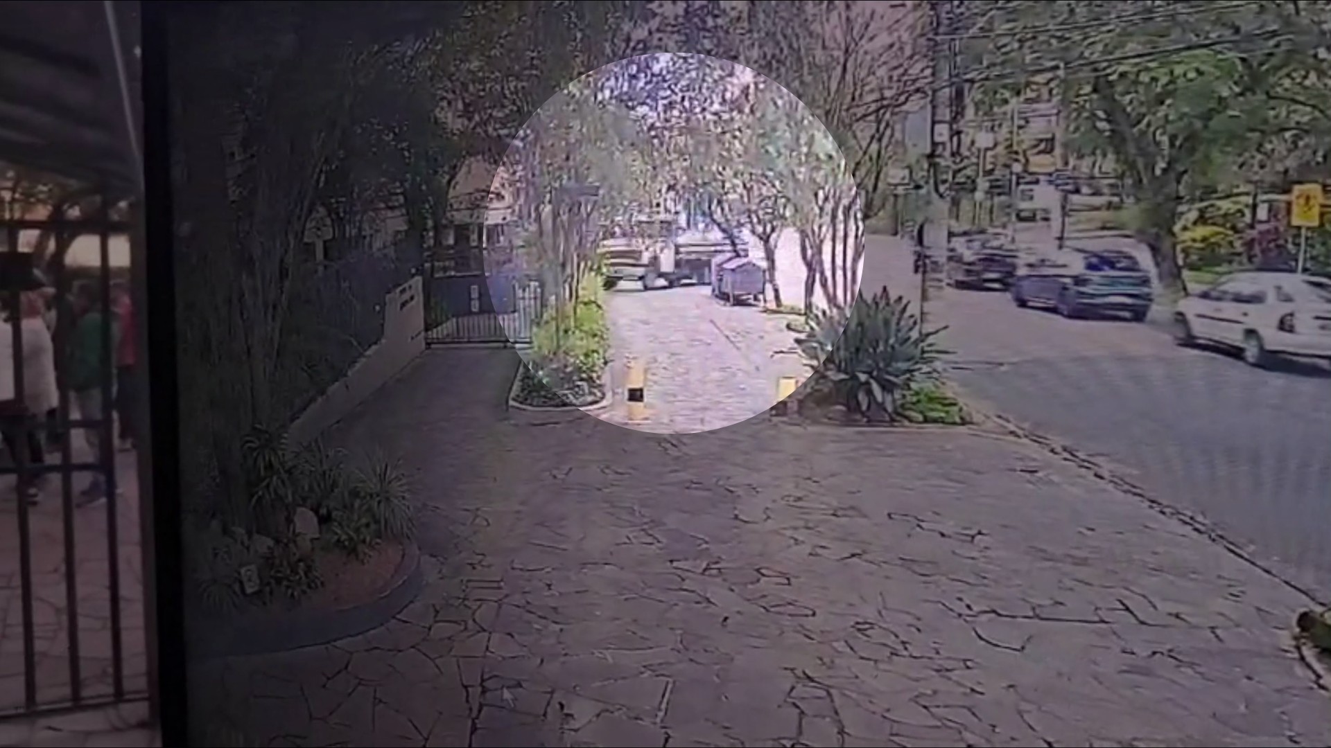 Caminhão perde o controle, derruba muro e invade pátio de prédio em Porto Alegre