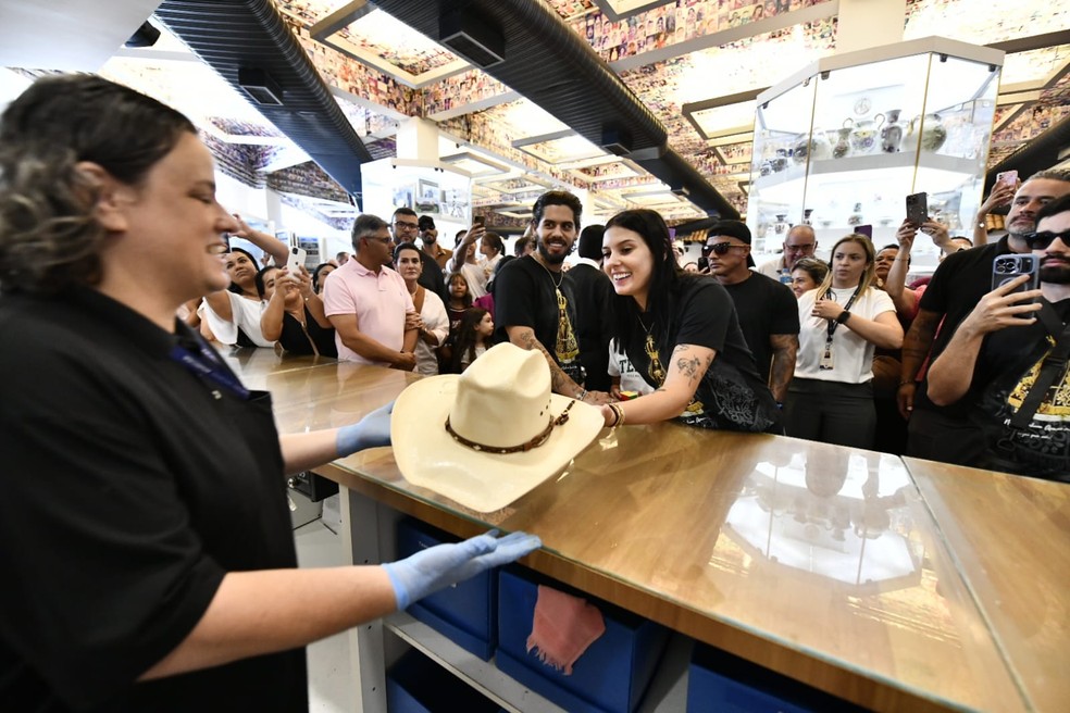 Devotos da Padroeira, Ana Castela e Zé Felipe visitam o Santuário Nacional de Aparecida, SP — Foto: Thiago Leon