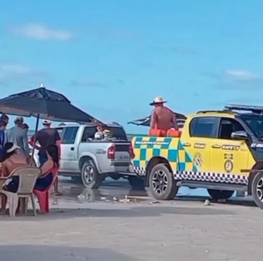 Viatura do Detran é usada para remover caminhonete atolada em praia de Salinópolis, no Pará