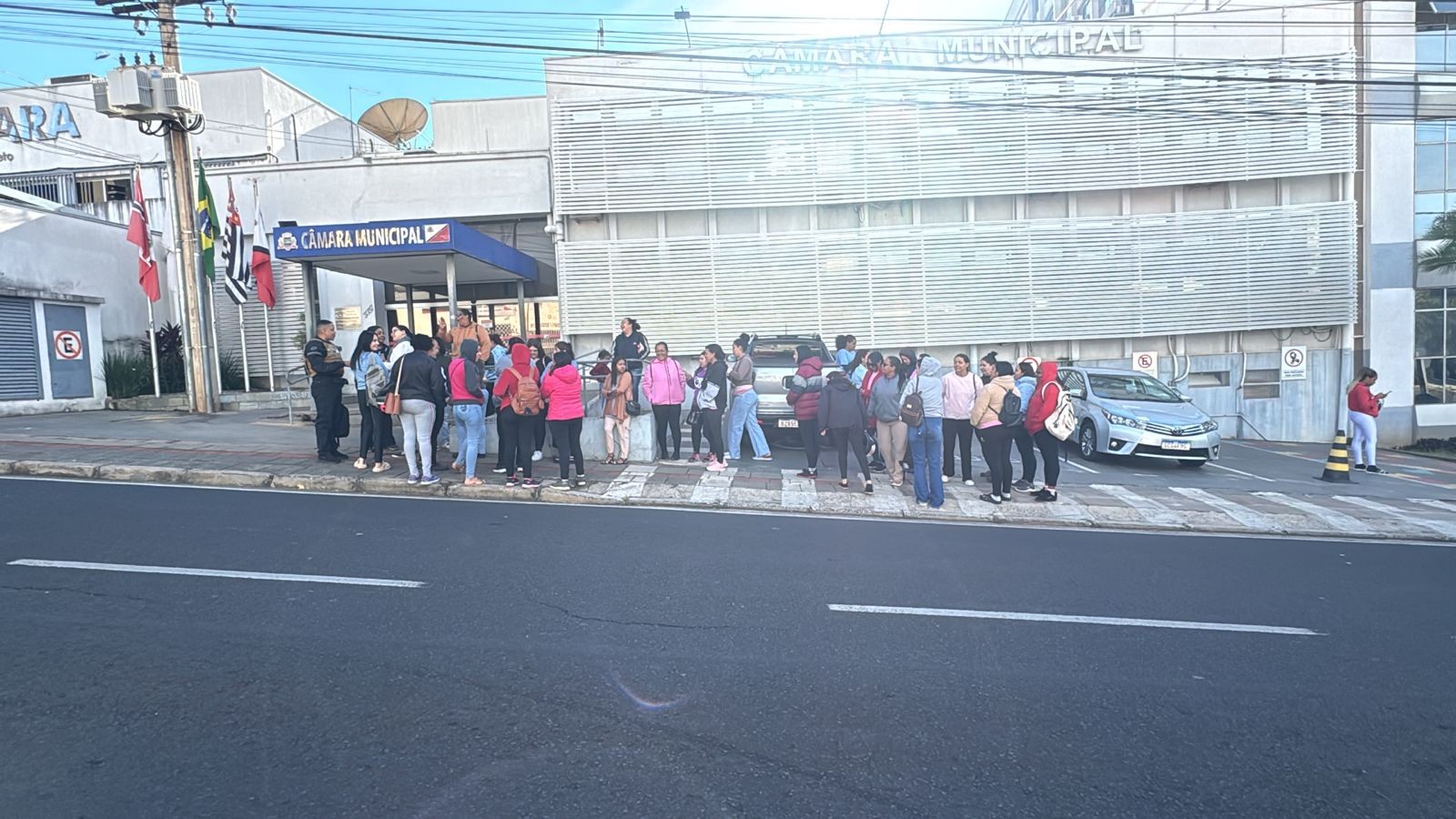 Berçaristas terceirizadas fazem paralisação em creches municipais de Rio Preto após denúncias trabalhistas