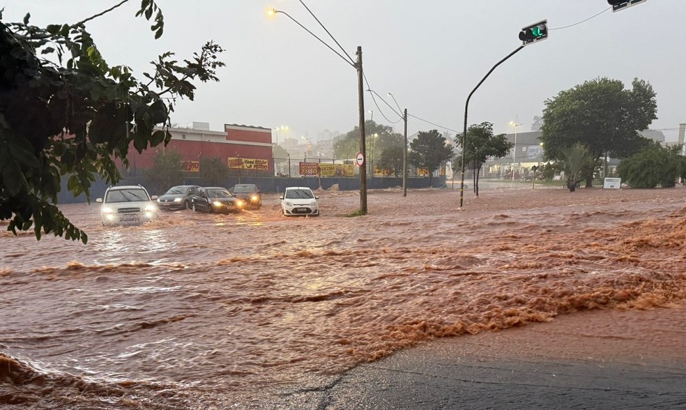 Avenida Nações Unidas registrou pontos de alagamentos após chuva — Foto: Gabriel Pelosi/TV TEM