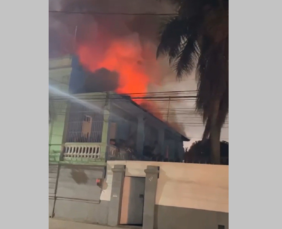Casarão pega fogo na área central de Campos; VÍDEO