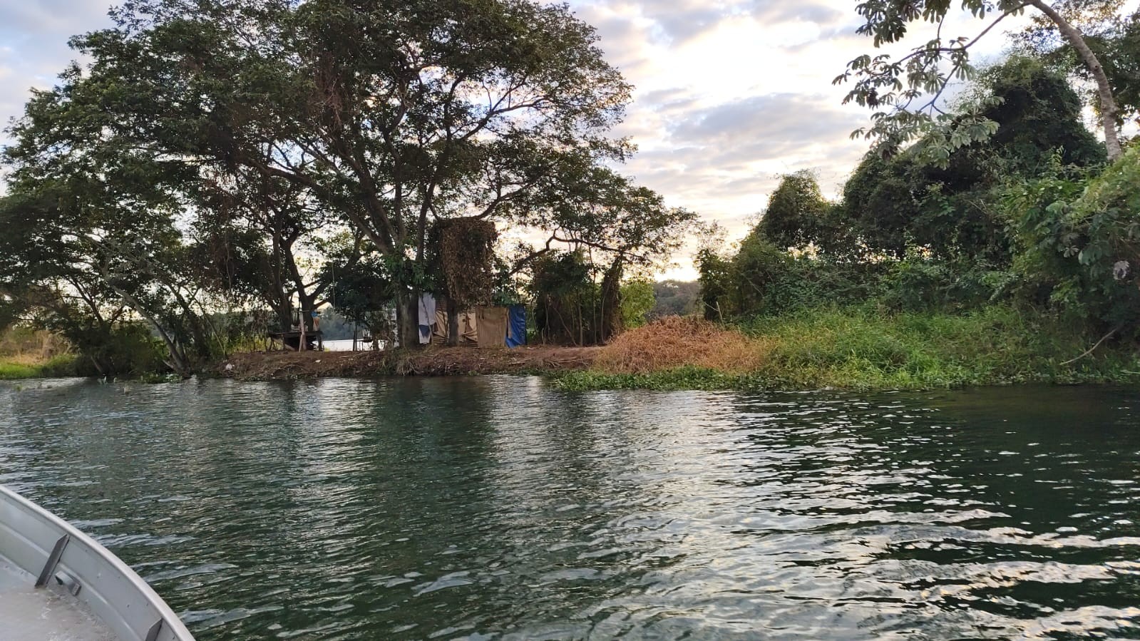 Jovem desaparece no Rio Paranapanema depois de sair com barco para buscar amigos, no Paraná