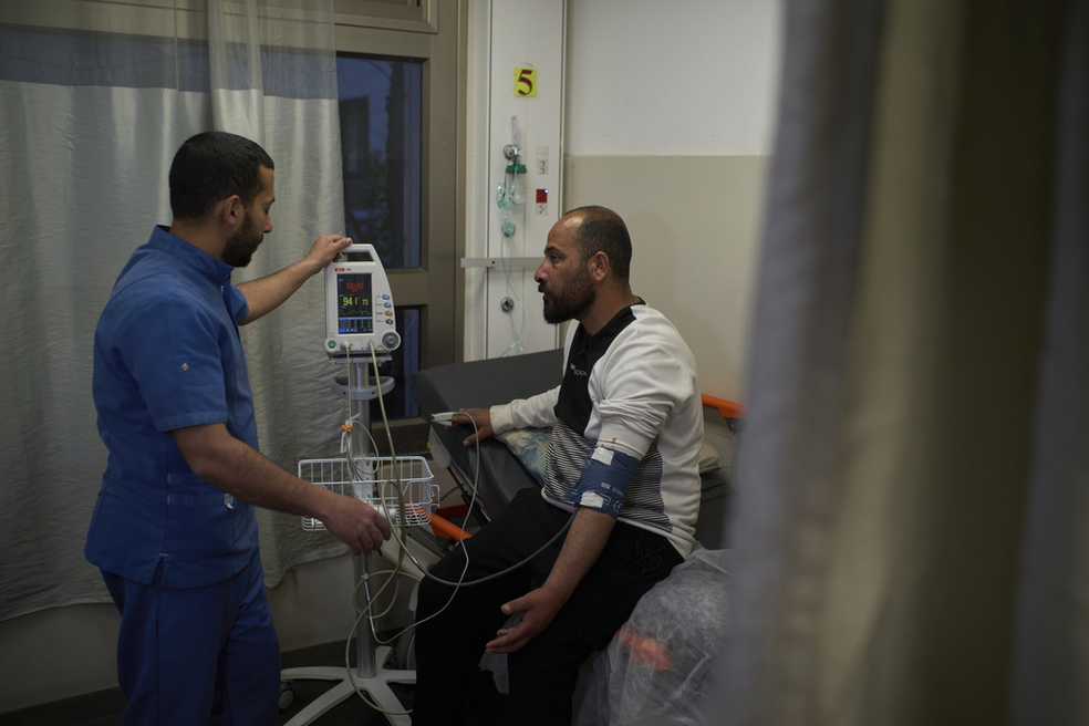 Hamdan Ballal passa por exames após ser libertado da prisão na Cisjordânia, em 25 de março de 2025 — Foto: AP Photo/Leo Correa