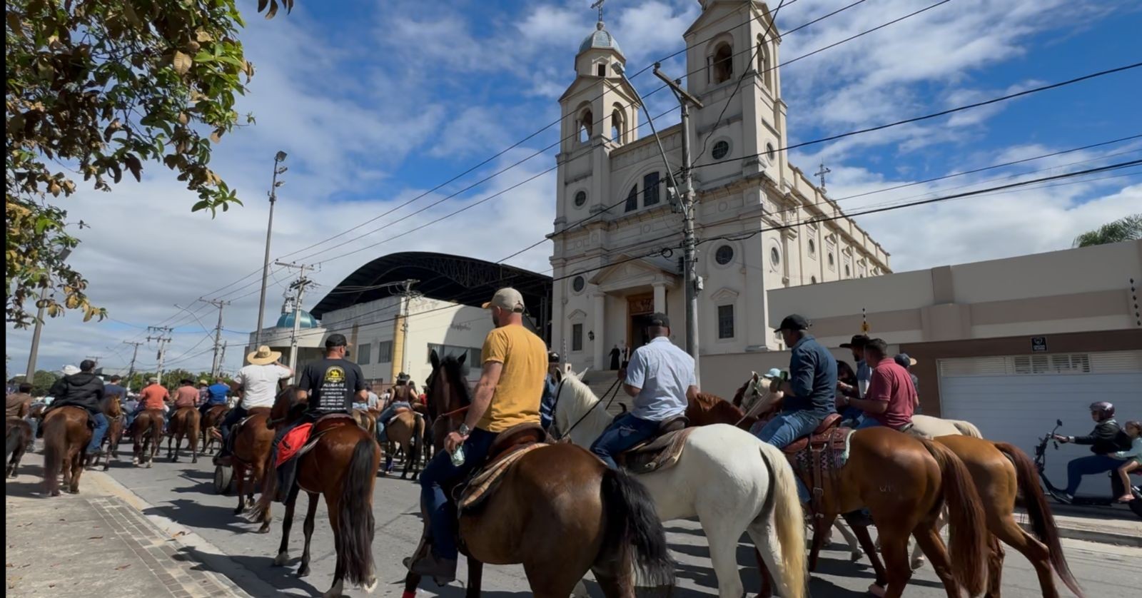 Cavalgada simbólica abre a Expoagro 2025 em Campos