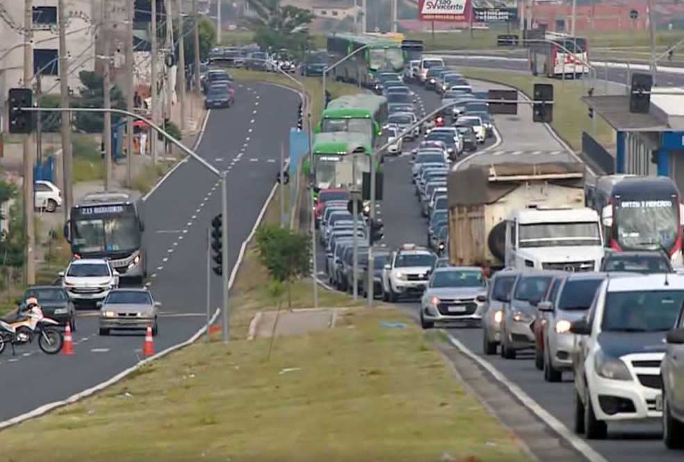 Trânsito lento — Foto: Reprodução/EPTV