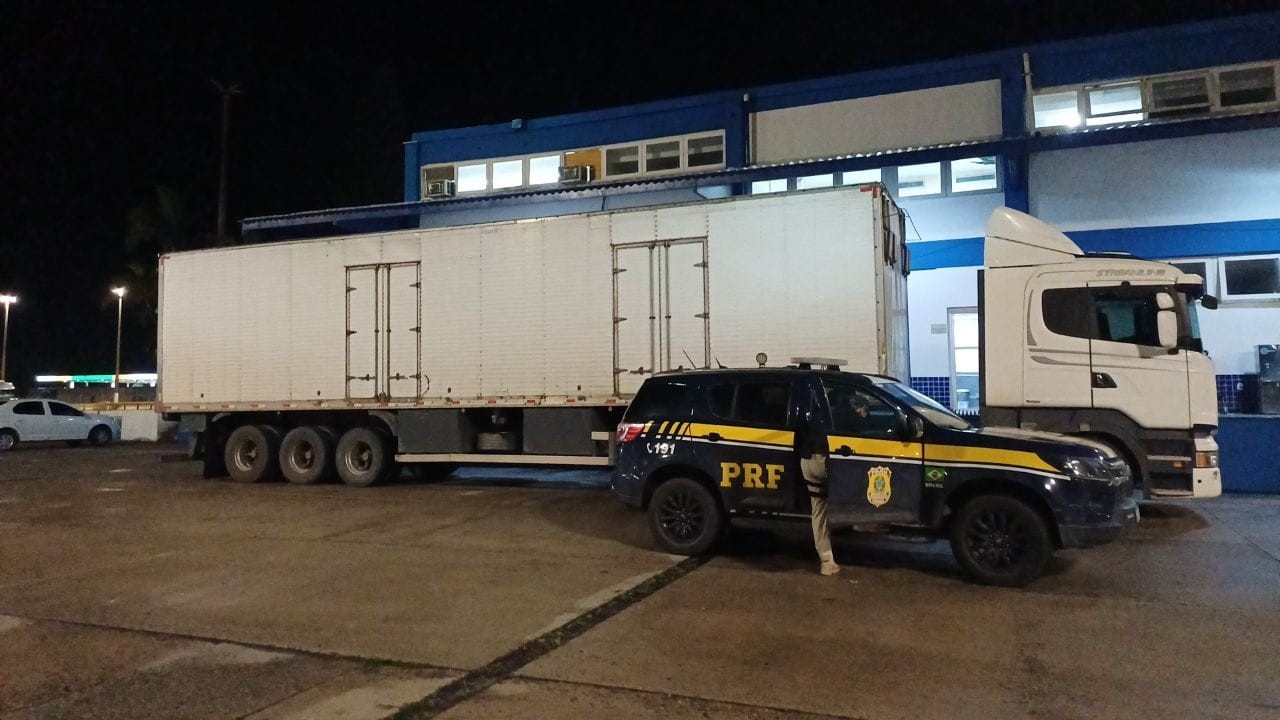 Cerca de 1,3 tonelada de queijo coalho transportada de forma irregular é apreendida dentro de caminhão na Via Dutra