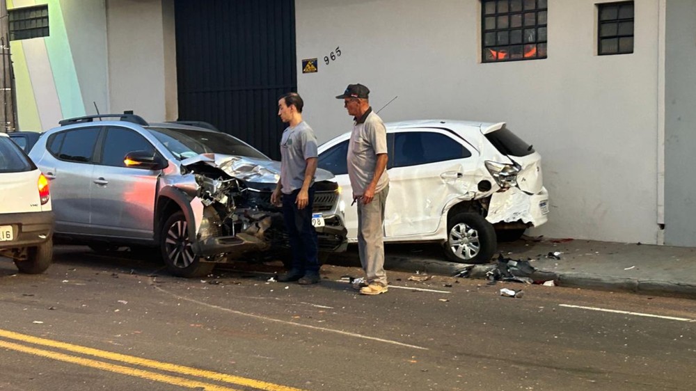 Caminhão desgovernado atinge carros estacionados, invade comércio e deixa feridos em Birigui-SP