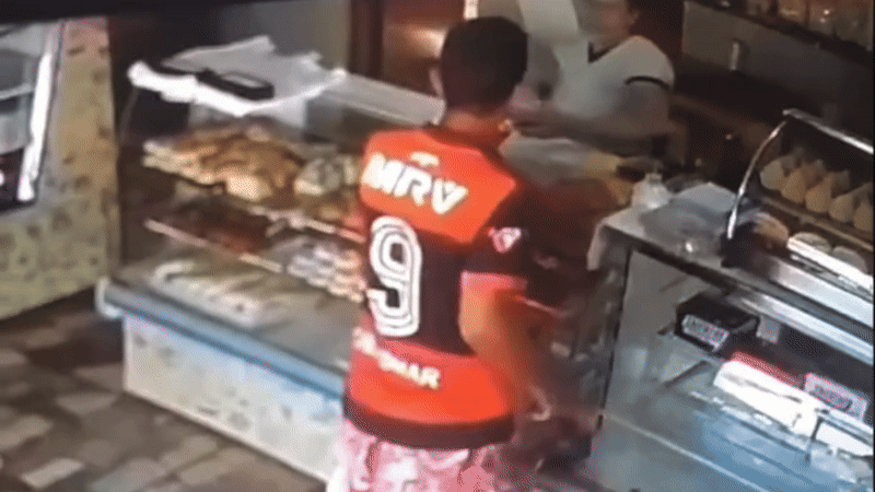 VÍDEO: Homem joga café quente no rosto de atendente de padaria que negou 'fiado' para ele em MG