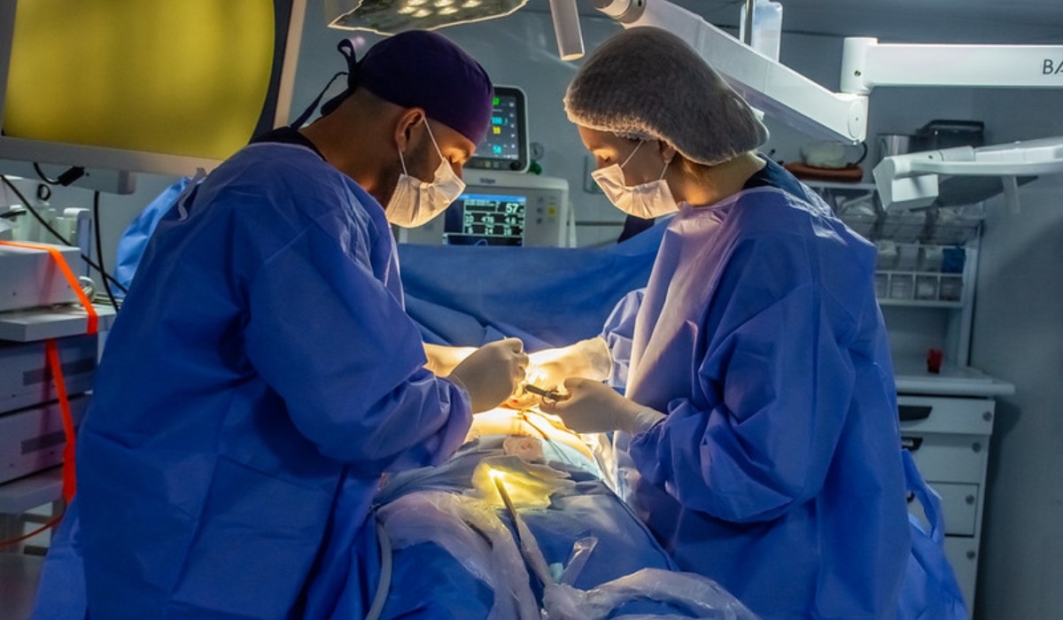 Barco Hospital oferece atendimento médico, exames e odontológico gratuito em comunidade do Amazonas  