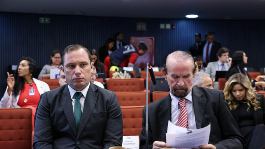 Após mais de 3 horas de depoimento, Mauro Cid deixa PF; ele é investigado em inquérito sobre passaporte - Inquérito apura se Mauro Cid tentou usar cidadania portuguesa para conseguir passaporte, driblar proibição da Justiça e deixar o Brasil. Ex-ministro Gilson Machado, que teria ajudado, foi preso.