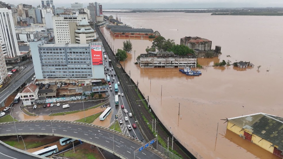 Temporal no RS: avanço das águas do Guaíba em Porto Alegre — Foto: Reprodução/RBS TV