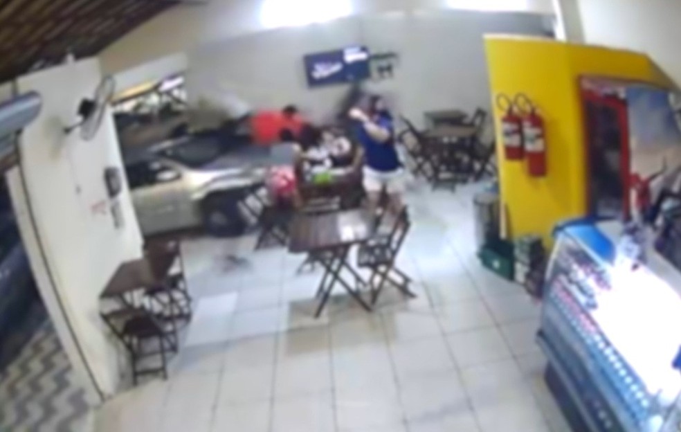 Carro invade lanchonete e atinge clientes na Grande Natal — Foto: Reprodução