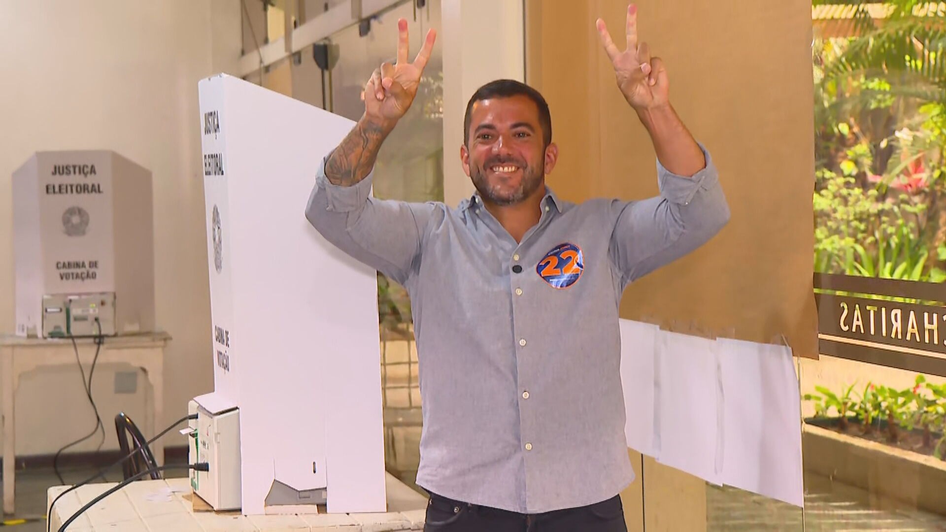 Carlos Jordy vota em clube de Niterói