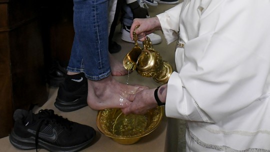 
Celebrações da Semana Santa começam com missa do lava pés - Foto: (Divulgação/Vaticano/Via AFP)