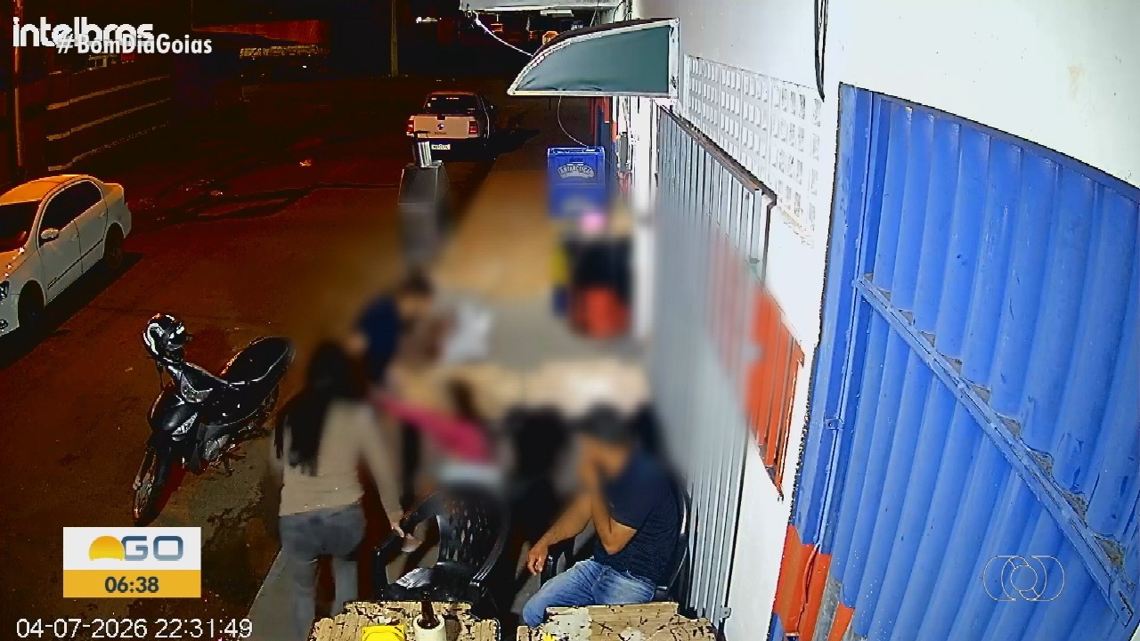 Criança é arrastada por homem enquanto estava com os pais em bar; vídeo