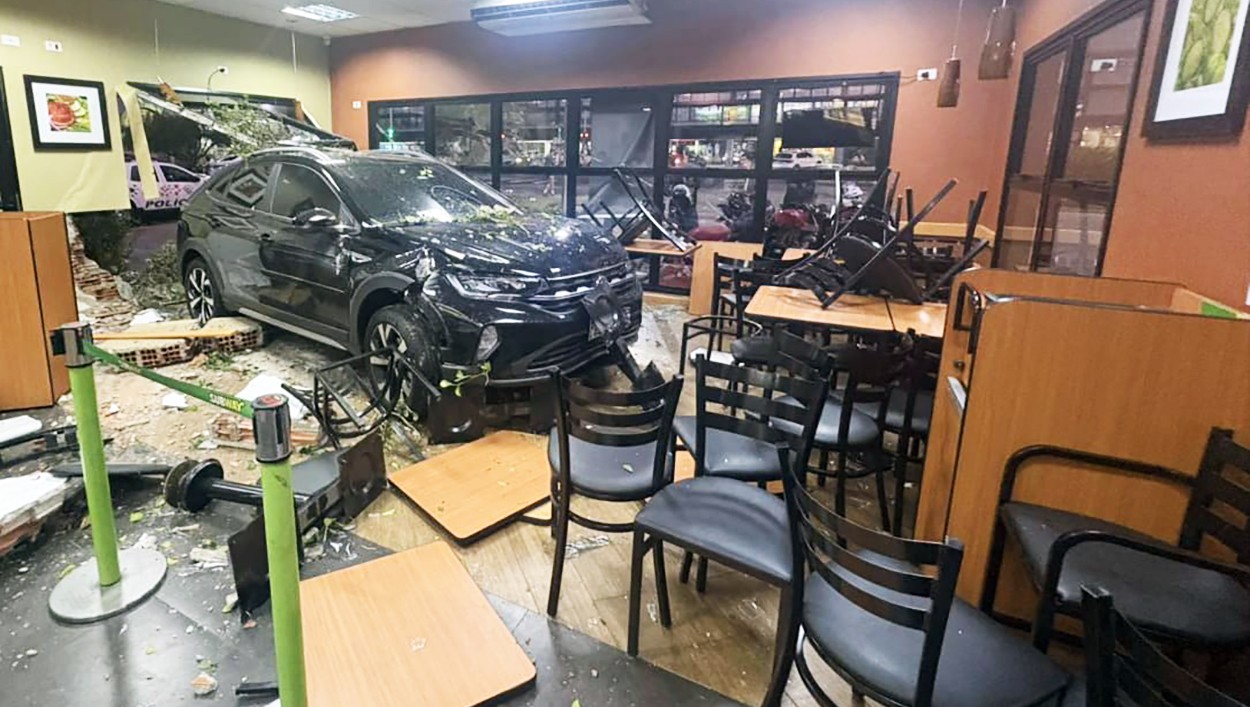 Motorista confunde pedais e carro invade lanchonete em Piracicaba