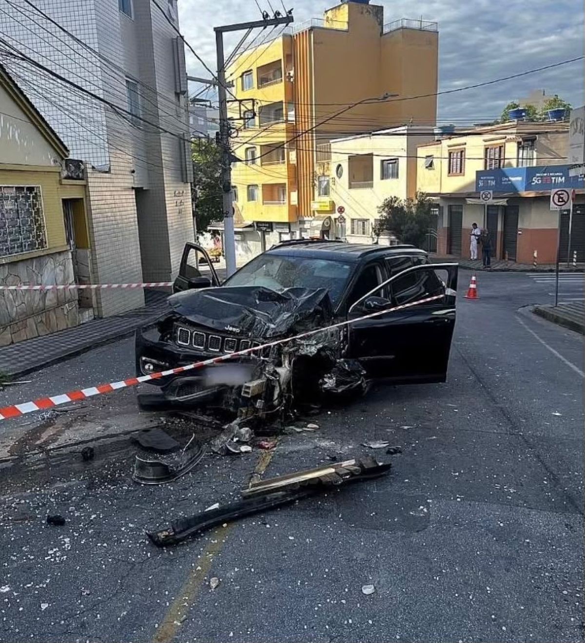Motorista perde controle da direção e bate contra muro de casa em Divinópolis