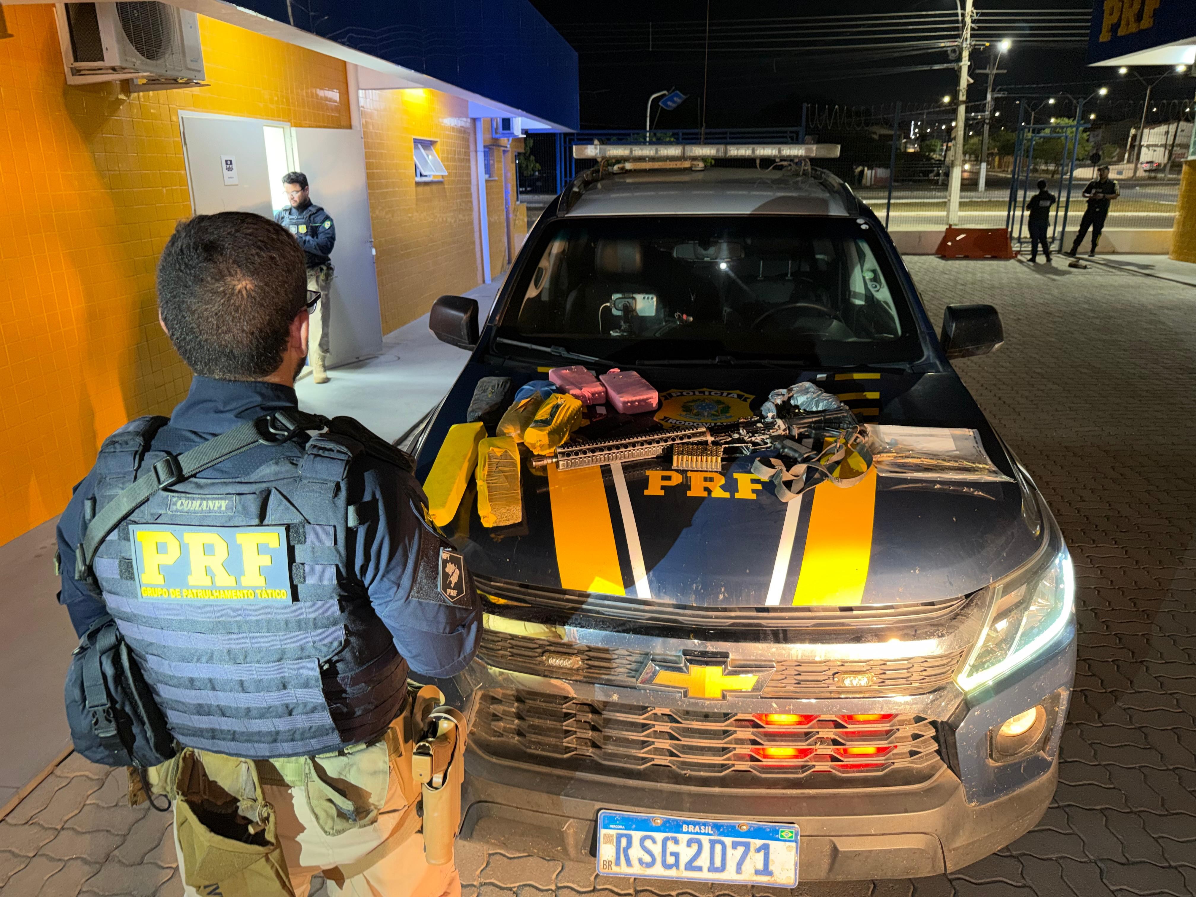 Fuzil e mais de 200 munições são apreendidos com foragido no litoral do Piauí