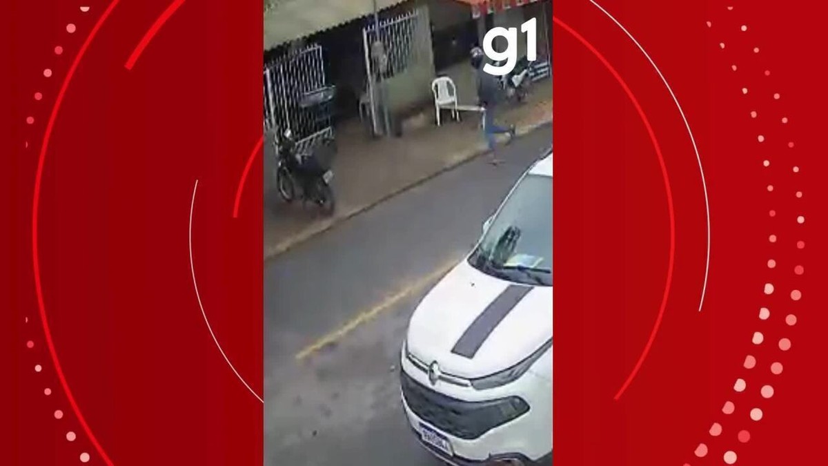VÍDEO: Câmera de segurança registra momento em que suspeitos atiram e matam homem dentro de casa em Cuiabá