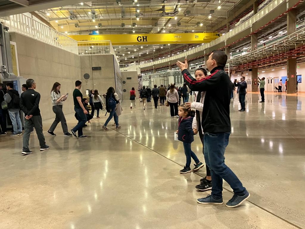 Público visita centro que abriga o Sirius para atividades interativas no universo da ciência