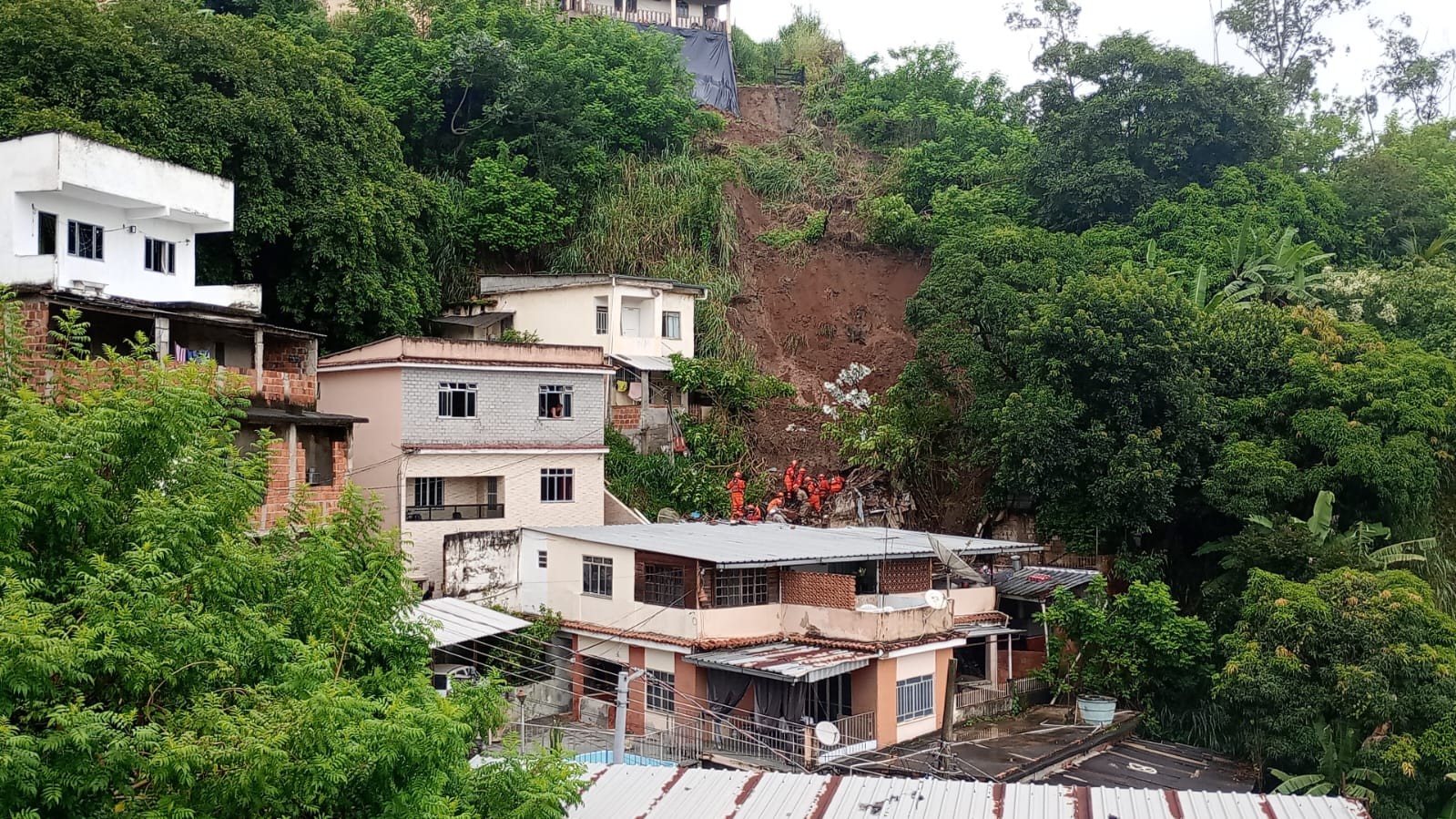 Família morre soterrada em desabamento de imóvel em Barra do Piraí