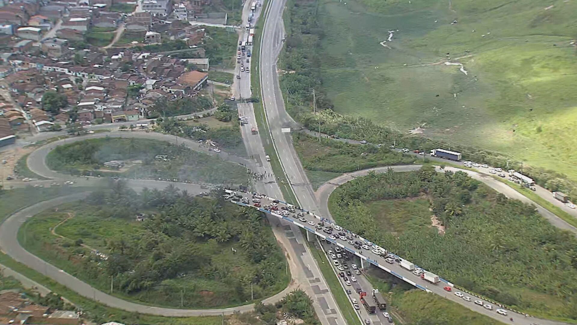 Protesto interdita trecho da BR-232 e causa engarrafamento em Vitória de Santo Antão; VÍDEO