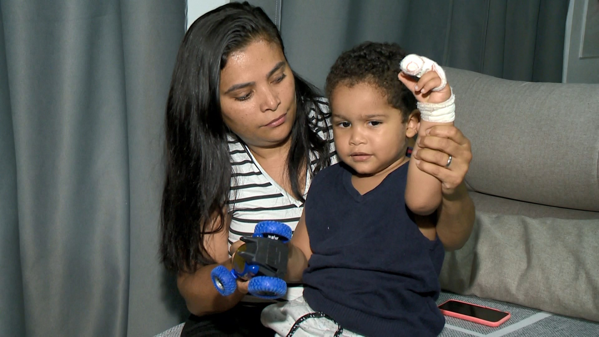 Criança de 2 anos tem ponta do dedo decepada em creche de Guarapari e só é levada ao hospital após chegada da mãe