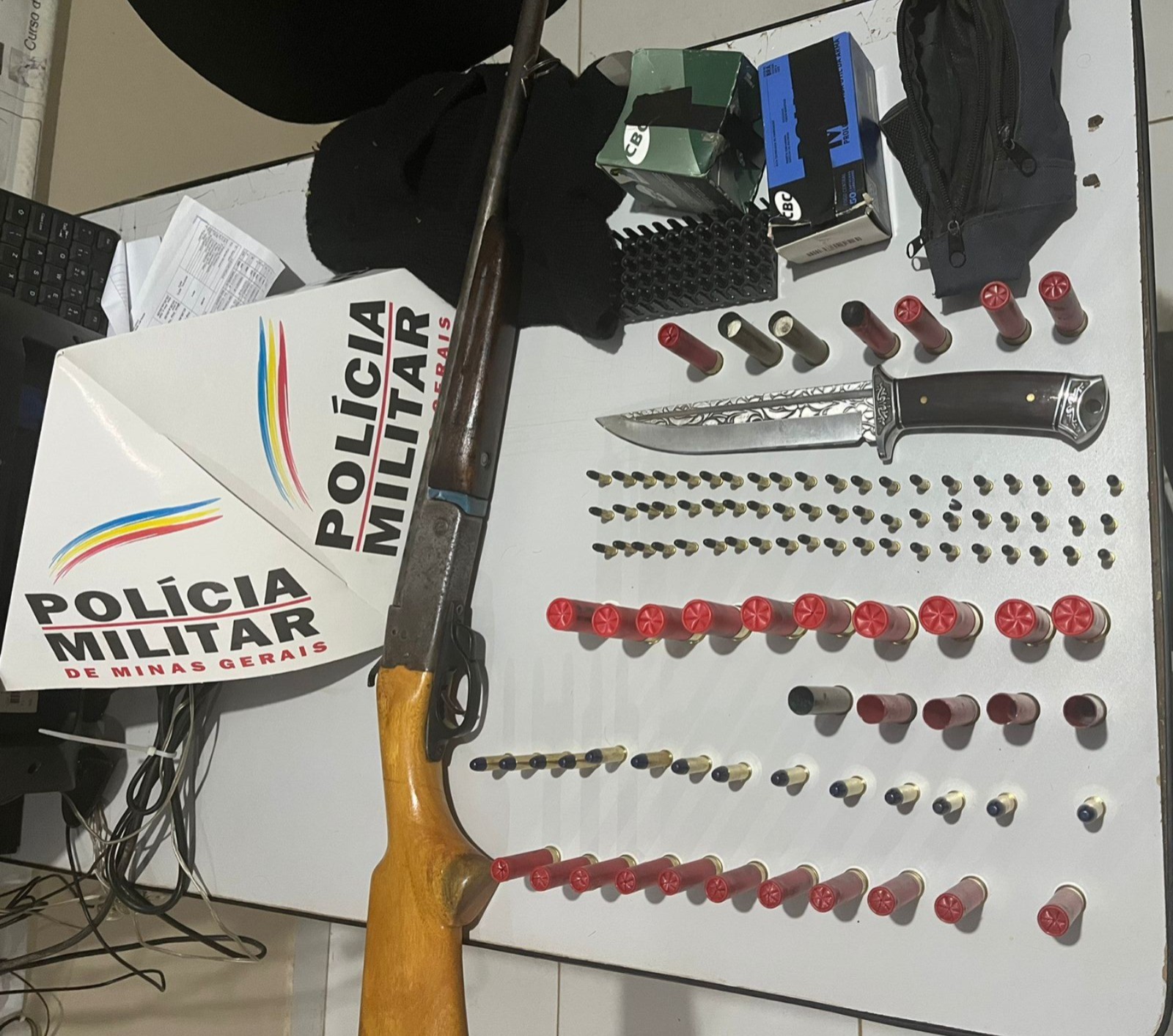 Após danificar cerca e invadir terreno, homem esfaqueia amante e acerta cadeira no sobrinho dela